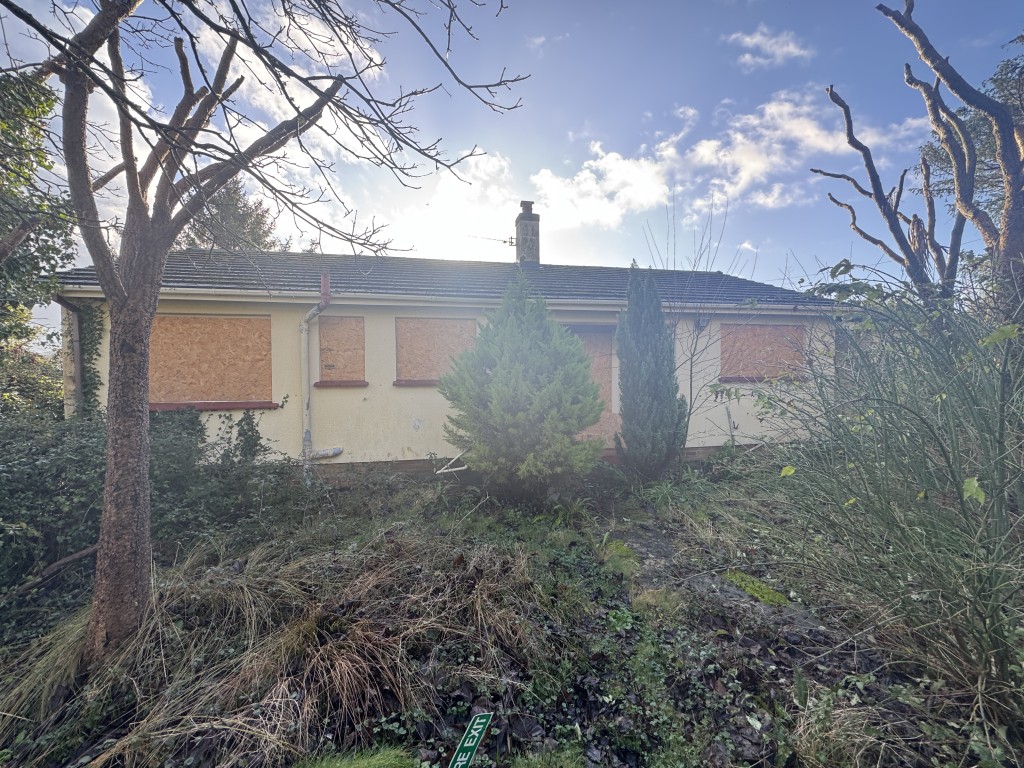 Lot: 48 - FORMER CARE HOME WITH DETACHED BUNGALOW SET IN TWO ACRES - ALL WITH POTENTIAL - Bungalow